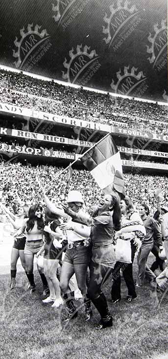 México, 6 de septiembre 1971 - Celebración en cancha con bandera de México
